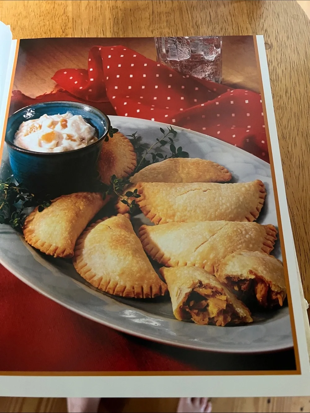 Betty Crocker Fix-It-Fast Family Favorites Cookbook - Cream and Red Cover